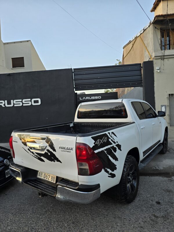 HILUX SR 2.8 MT - 4X4 - Image 2