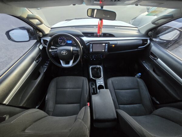 HILUX SR 2.8 MT - 4X4 - Image 3